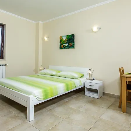 Oliva 1 Lozica Apartmán *